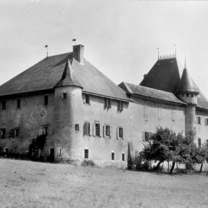 Le château de Loche au hameau de Droise en direction de St Girod.